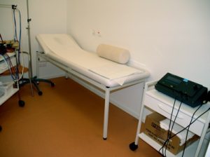 Therapieraum mit Strom- und Ultraschalltherapie